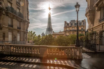Foto auf Leinwand Romantische Straßenansicht mit Eiffelturm in Paris, Frankreich © Tomas Marek