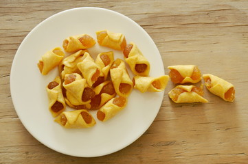 mini crispy pie stuffed mush pineapple on dish