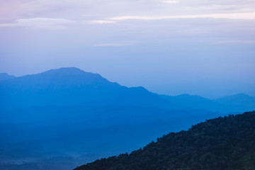 Obraz premium Beautiful autumnal landscape with sunrise over a foggy valley and mountain ranges.
