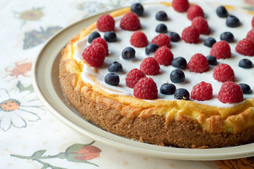 homemade cheese cake with berries