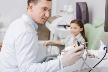 Obraz premium Kompetentny lekarz gardła nosa ucha posiadający narzędzie medyczne