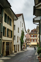 Fototapeta na wymiar Altstadt von Murten mit Berntor und Blumen