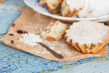 Cupcakes with raisins and sugar powder
