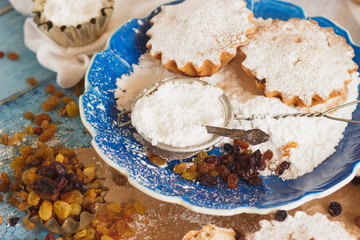 Cupcakes with raisins and sugar powder