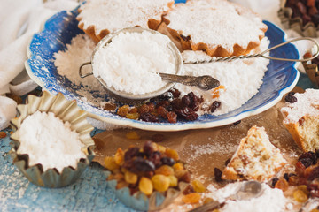 Cupcakes with raisins and sugar powder