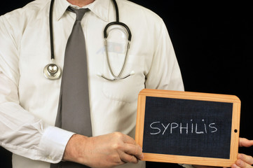 Médecin tenant une ardoise avec syphilis écrit dessus 