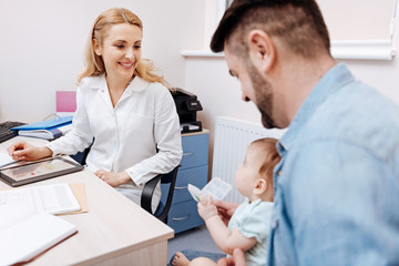 Obraz premium Smiling nurse having good results