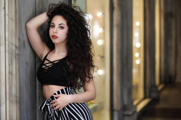 Obraz premium Stunning young woman posing outdoor