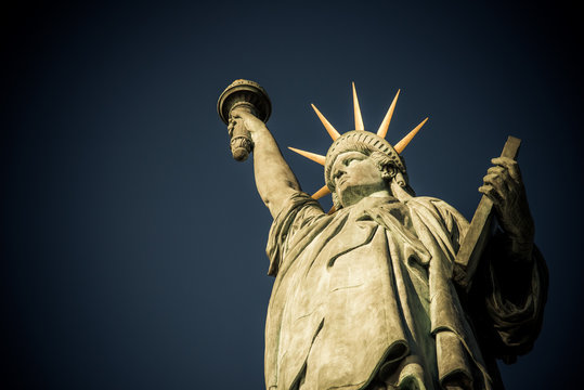 Statue de la liberté au soleil