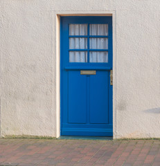 Blaue Haustür mit weißer Fassade