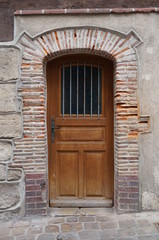 Fototapeta na wymiar An old door in Joigny, France