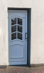 Fototapeta na wymiar Blaue Haustür aus Holz mit Butzenscheiben 