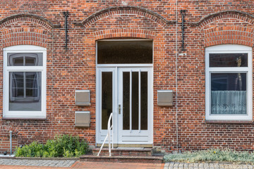 Fototapeta na wymiar Haustür mit Fenstern eines Hauses
