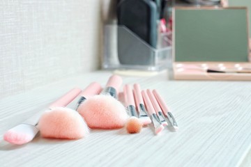 Obraz na płótnie Canvas Pink brush set on cosmetic dressing table for makeup