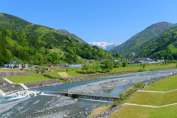 長野　大鹿村の集落と南アルプス赤石岳 © Hirotaka Ihara