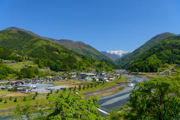 長野　大鹿村の集落と南アルプス赤石岳 © Hirotaka Ihara