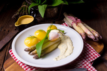 asparagus with wild garlic and poshed egg