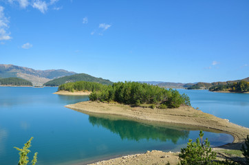 Fototapeta na wymiar lake of springs of Aoos river in Ioannina Greece