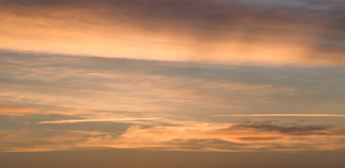 Fototapeta na wymiar orange leuchtender Himmel nach Sonnenaufgang