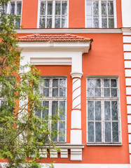 Fototapeta na wymiar Старая европейская архитектура. Окно в старом доме в Восточной Европе
