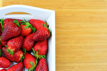 Obstkarte - Erdbeeren am Serviertablett mit Textfreiraum