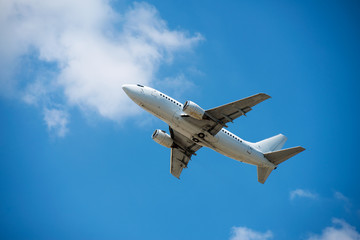 Fototapeta na wymiar aircraft flies in the blue sky view from below