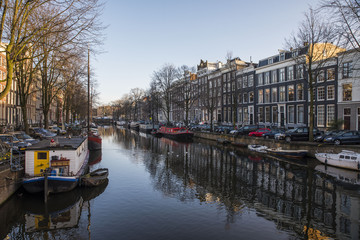 Fototapeta na wymiar Canali di Amsterdam con i riflessi dei delle vecchie costruzioni