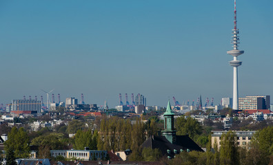 Hamburger Skyline Ansicht von einem Gebäude © vschlichting