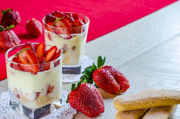 Strawberry dessert with mascarpone and biscuits