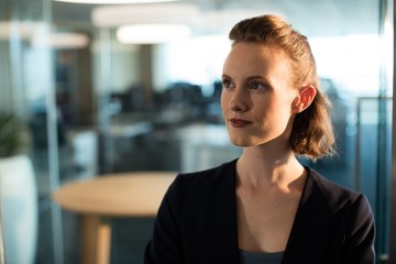 Obraz premium Thoughtful businesswoman looking away