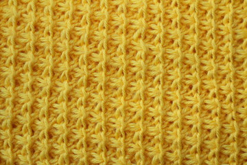 текстура вязаной ткани с полосатым рисункам, желтого цвета    