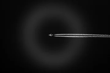 Hochfliegender Jet mit drei Strahlspuren, die weiß vor einem dunkelschwarzen Himmel beleuchtet sind, atmosphärischer Ring © Rachel Lerch