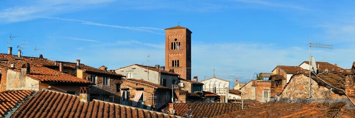 Fototapeta na wymiar Lucca Tower of Chiesa San Pietro panorama