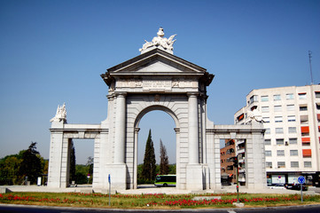 Fototapeta na wymiar Puerta de San Vicente en la Glorieta de San Vicente