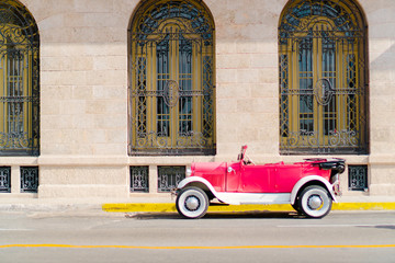 Fototapeta na wymiar View of a street of Old Havana with old vintage American car