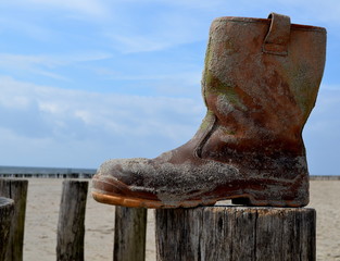 alter Stiefel am Meer