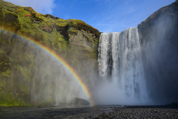 Surpreendente arco iris na famosa castada Skogafoss no Sul da Islandia