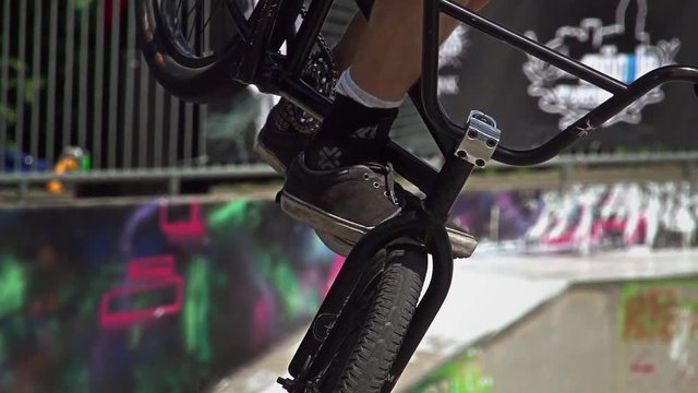 BMX Zeitlupe balanciert auf einem Rad