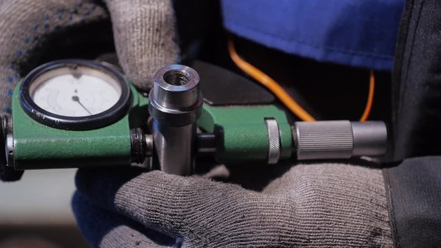Manual precision checking of parts