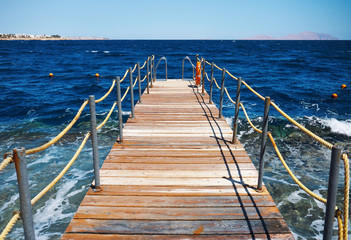 Obraz premium Wooden pier near the sea