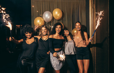 Girls celebrating new years eve at the nightclub - obrazy, fototapety, plakaty