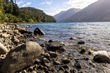 piedras a orillas del lago