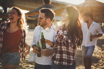 Obraz premium Group of happy young people enjoying summer vacation