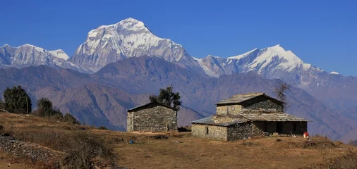 Crédence de cuisine en verre imprimé Dhaulagiri Old farmhouse and majestic mountain Dhaulagiri, Nepal.