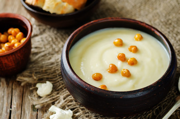 Cauliflower potato soup with roasted chickpeas