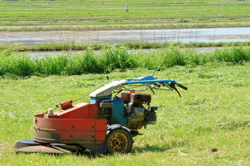 草刈り機のある風景
