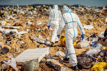 Obraz premium Recycling workers researching on the landfill