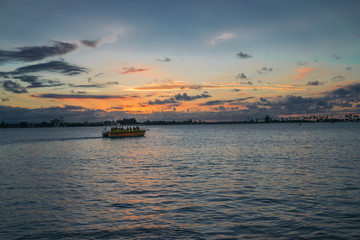 Naklejka premium Boat in the sunset