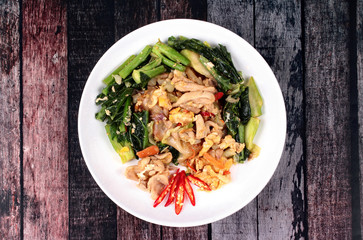 Fried big noodle with chicken and vegetables.