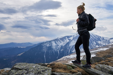 Obraz premium Woman hiker with backpack in the mountains